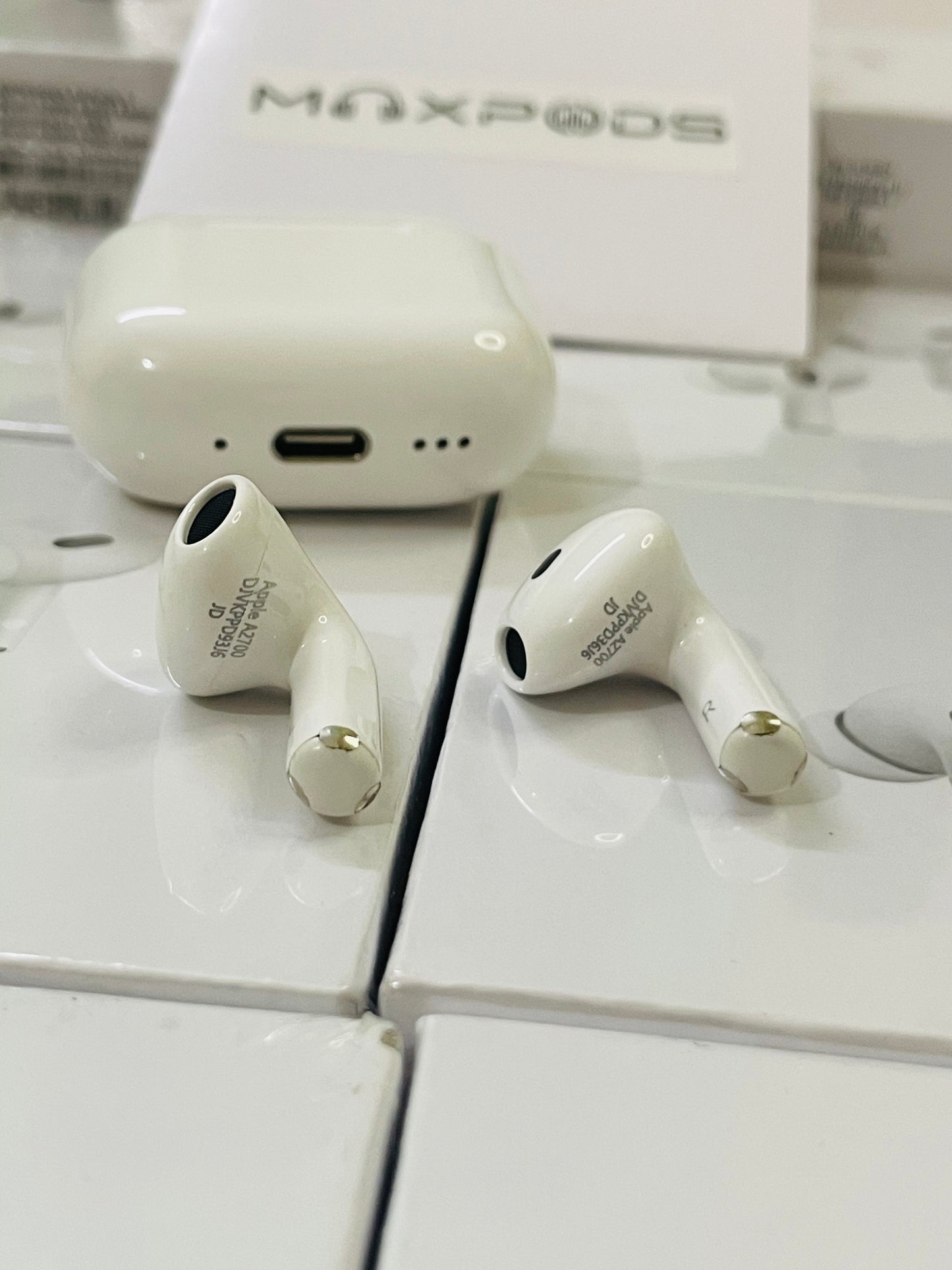 Maxpods 4 with wireless charging (1 year warranty)