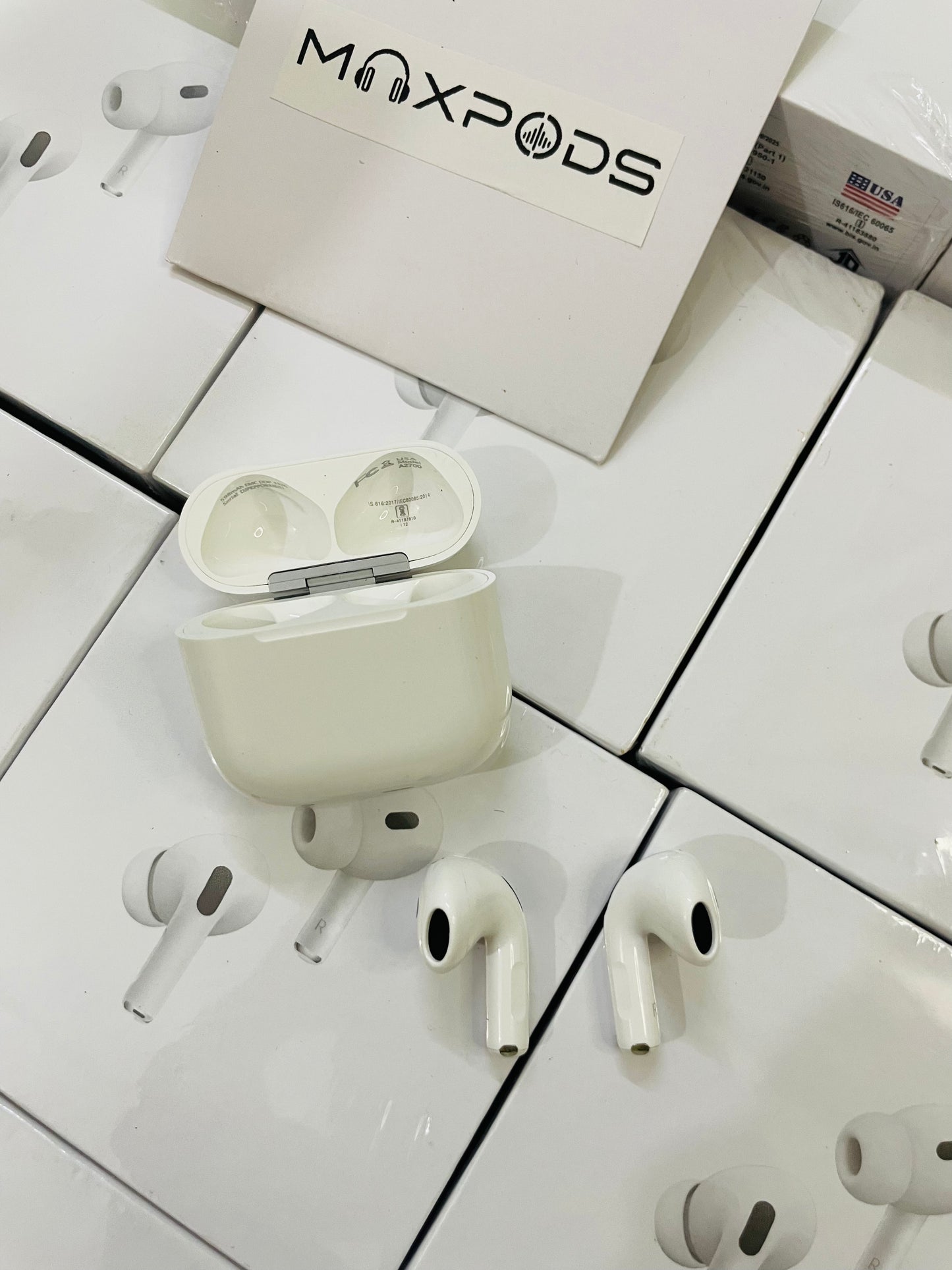 Maxpods 4 with wireless charging (1 year warranty)